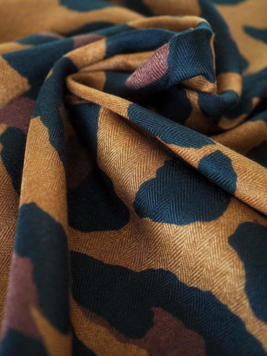 Lunt skjerf i dyremønster brunt