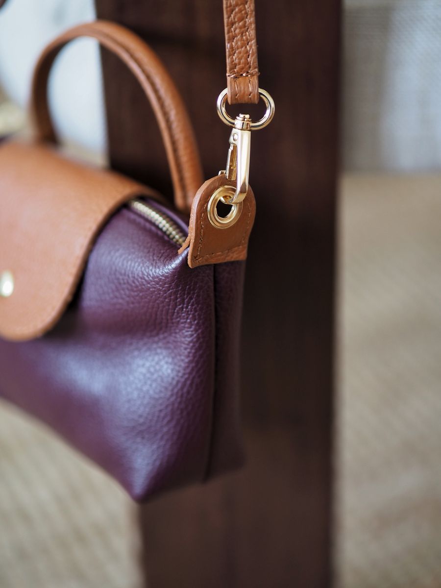 Liten skinnveske burgunder og cognac