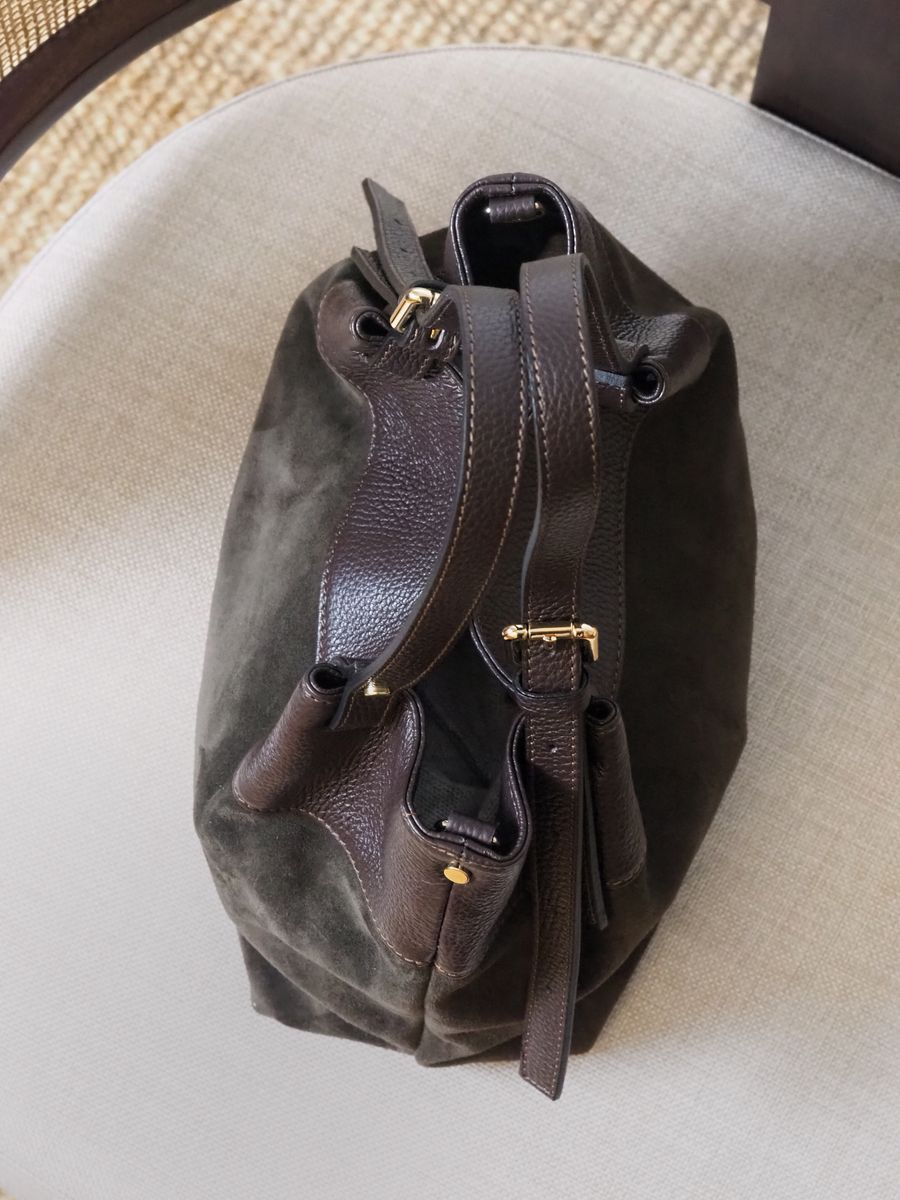 Semsket håndveske med skinndetaljer mørkebrun 