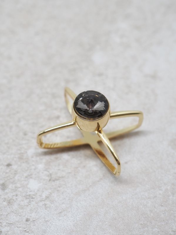 Skjerfnål spinner svart