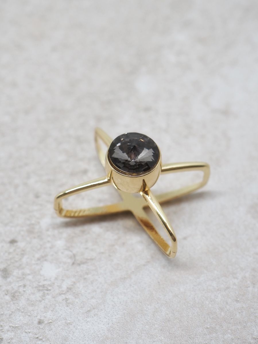 Skjerfnål spinner svart