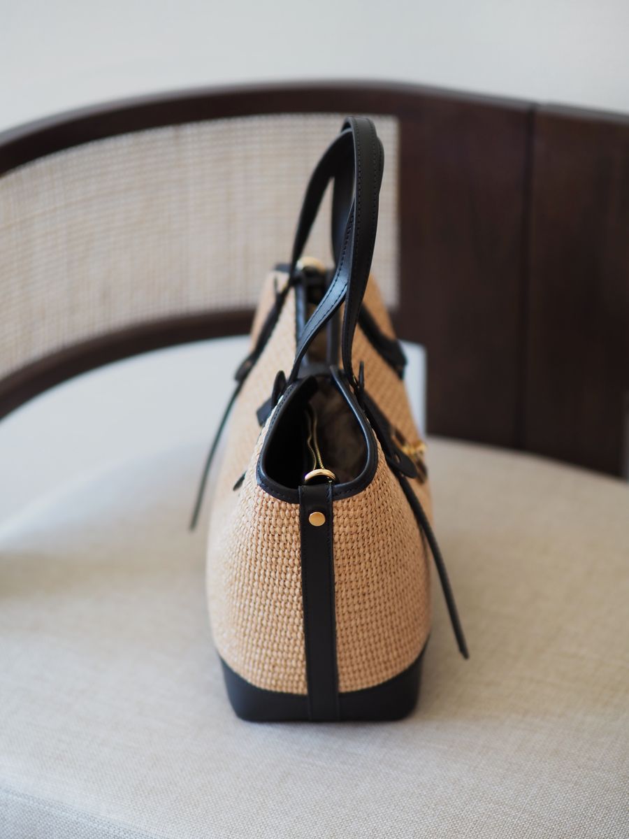 Klassisk raffia veske med svarte skinndetaljer