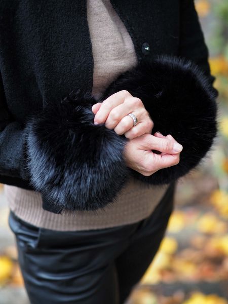 Hovedbilde Fuskepels mansjetter svart