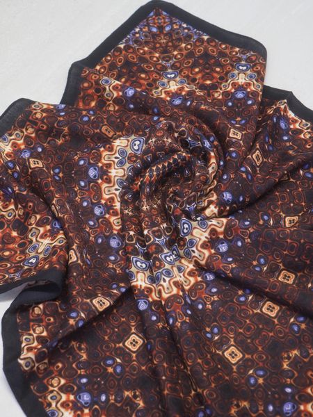 Hovedbilde Lunt skjerf i mørkebrun og lilla