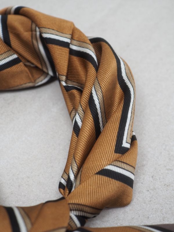 Satengskjerf striper cognac og muldvarp