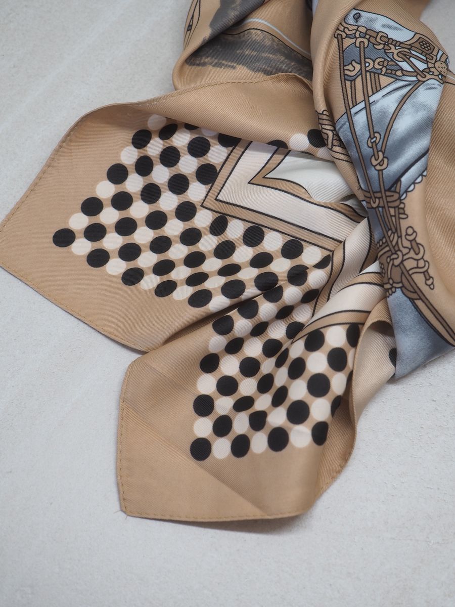 Stort skjerf i silkeblanding beige og svart