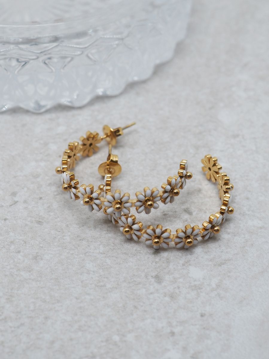 Hvite emaljerte blomsterøredobber i stål gullfarget