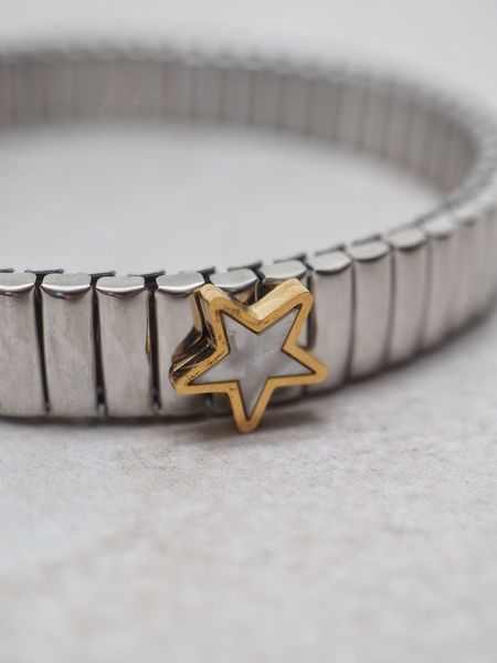 Bilde av Armring med strikk i stål med emaljert stjerne ...