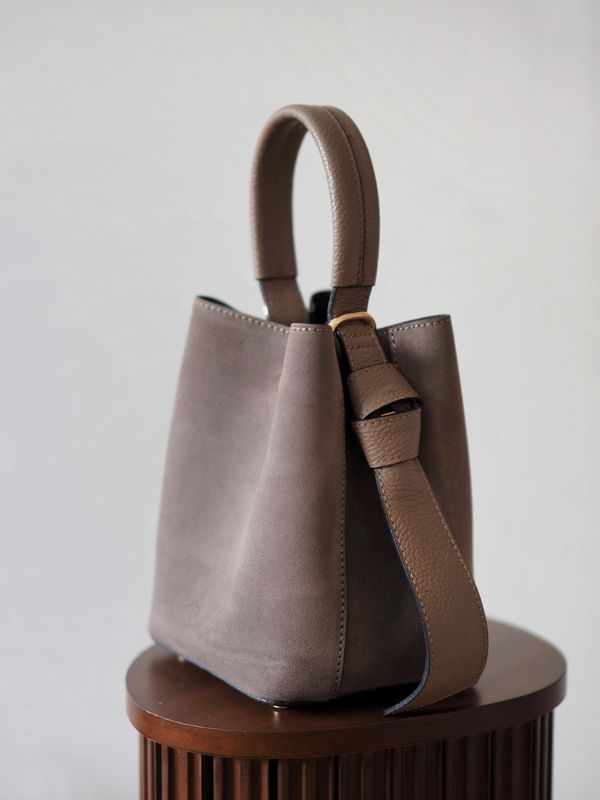 Bøtteveske semsket skinn taupe