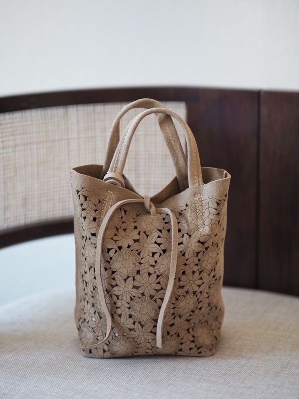 Skinnett med utskåret blomstermotiv beige
