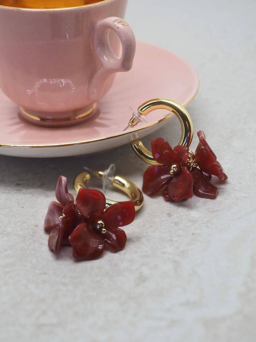 Øredobber med bordeaux fargede blomstercharms