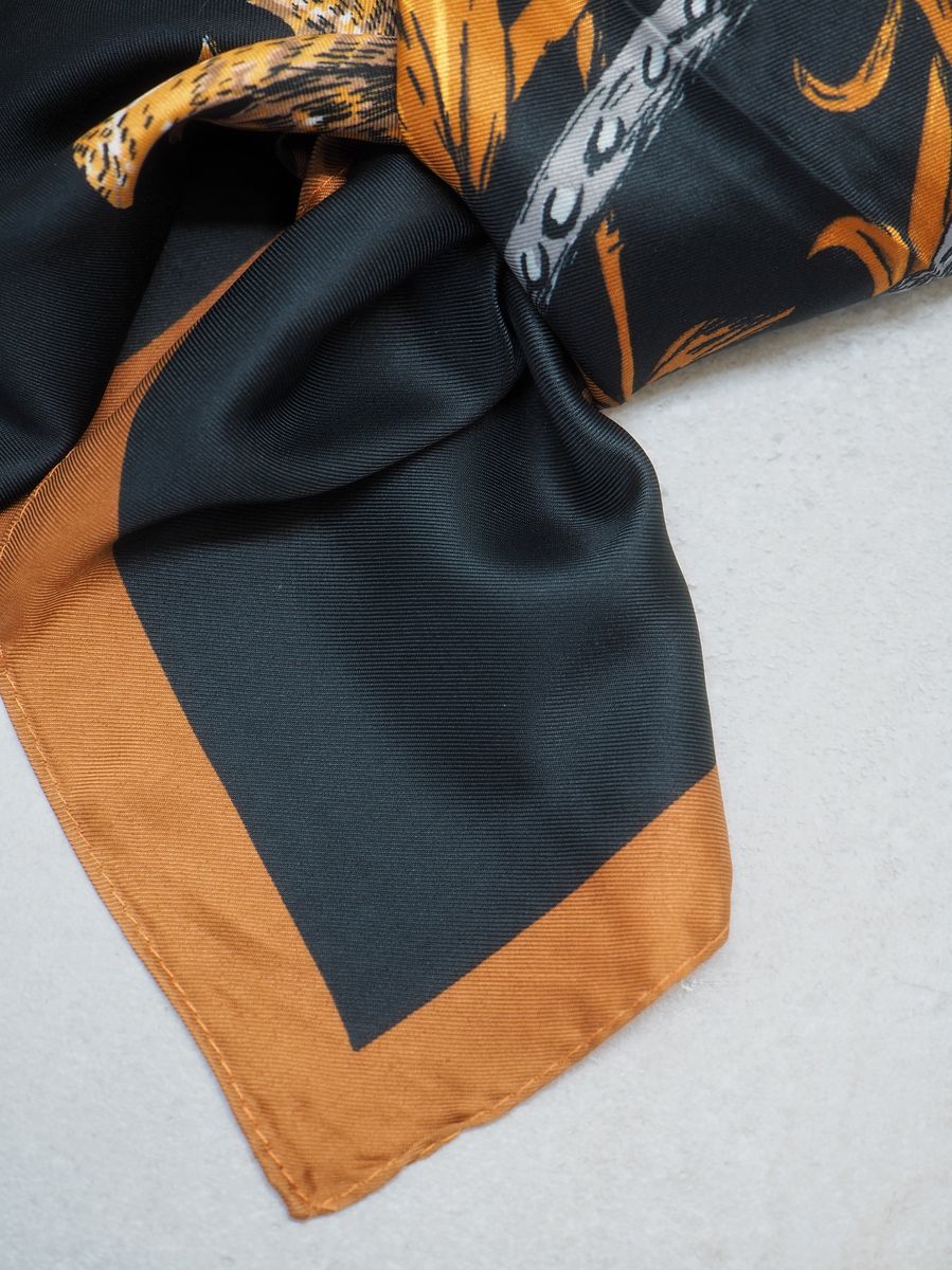 Stort skjerf i silkeblanding svart og bruntoner