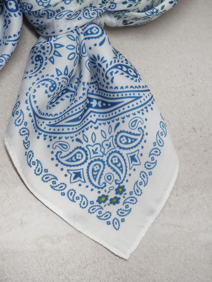 Satengskjerf blå blomster