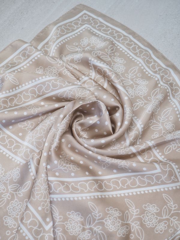 Satengskjerf beige og hvit