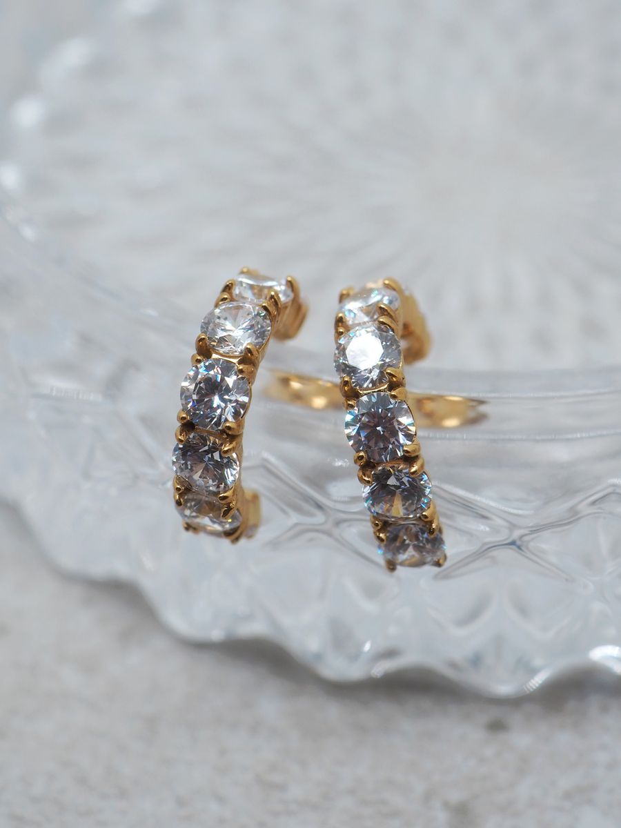 Hoops blanke zirkoner i stål gullfarget