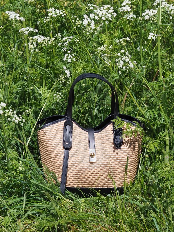 Klassisk raffia veske med svarte skinndetaljer