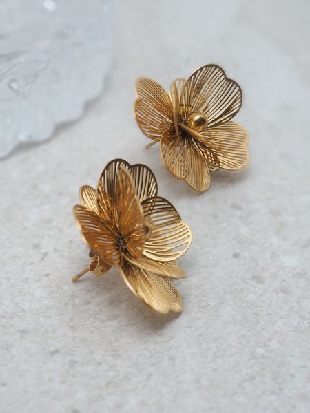 Hovedbilde 7DAYS blomsterøredobber i stål gullfarget