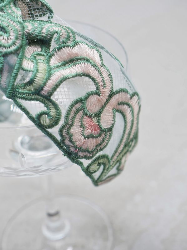 Hårbøyle brodert grønn og rosa