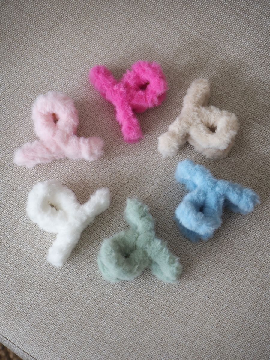 Hårklype med fuskepels lyseblå