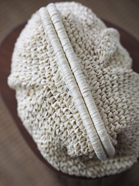 Hovedbilde Raffia pouch-veske off-white