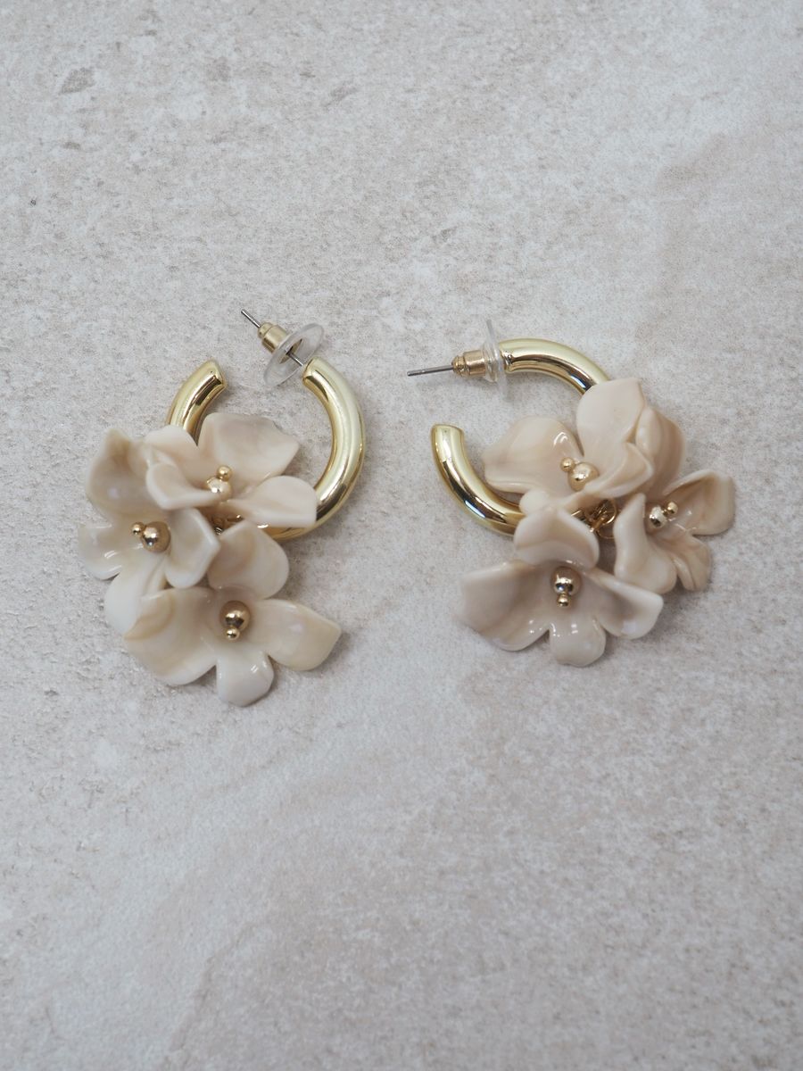 Øredobber med beige blomstercharms
