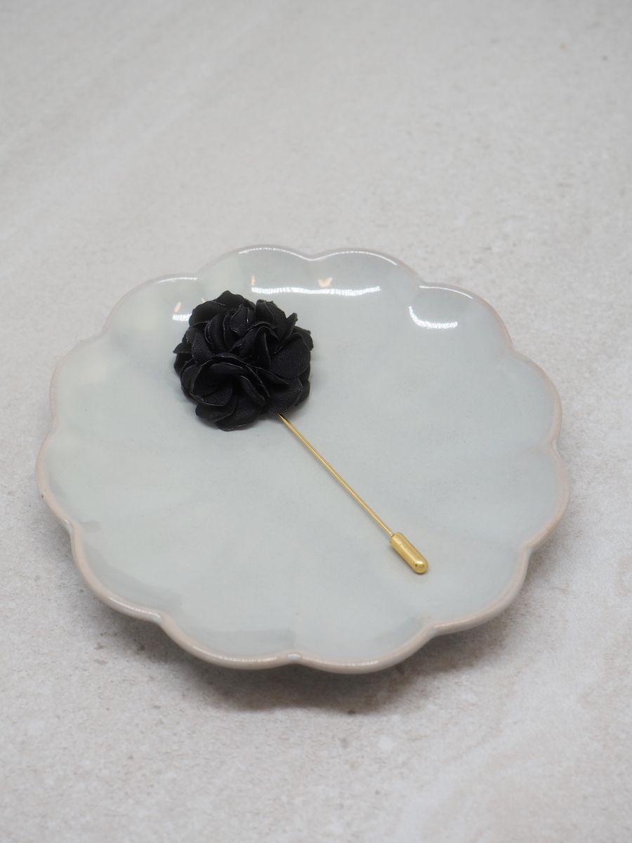 Rose pin svart