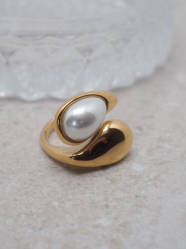 Ring med perle stål gullfarget