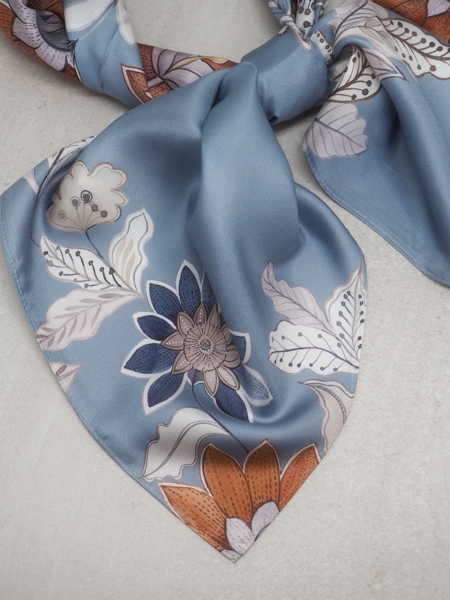 Silkeskjerf 7DAYS stort silkeskjerf  blå og kremfarget