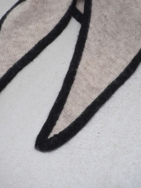 Hovedbilde Trekantskjerf to-farget ullskjerf beige og svart