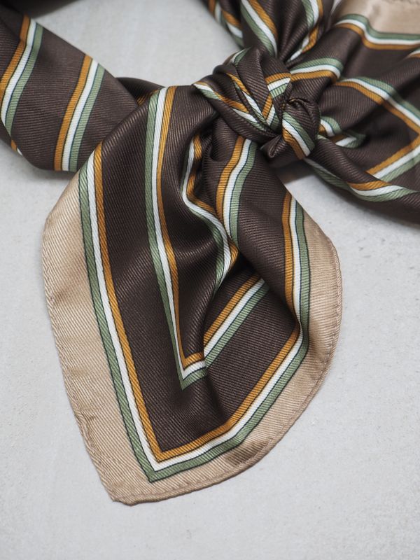 Satengskjerf striper beige og brun