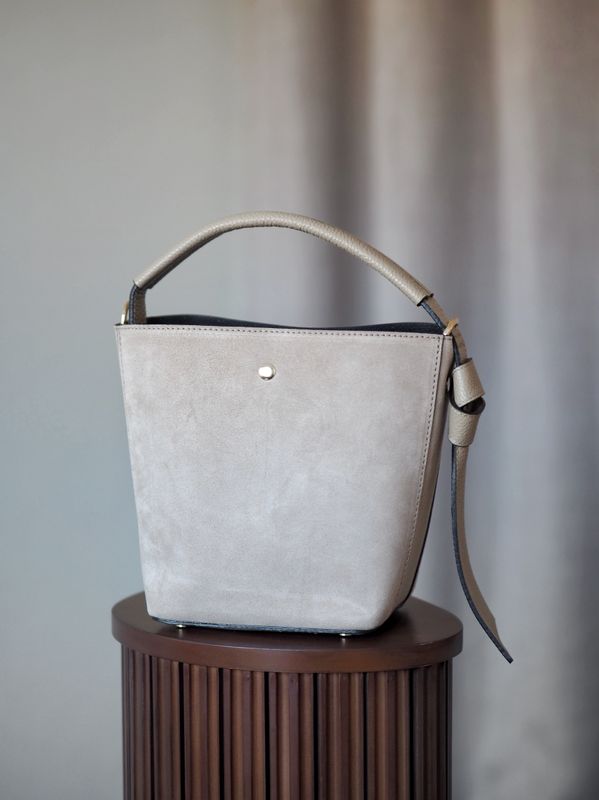 Bøtteveske semsket skinn lys beige