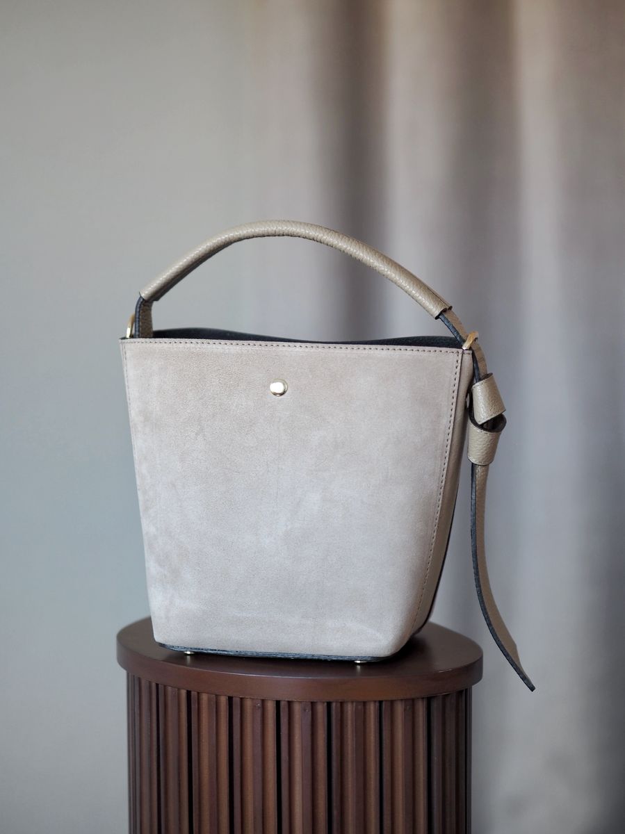 Bøtteveske semsket skinn lys beige