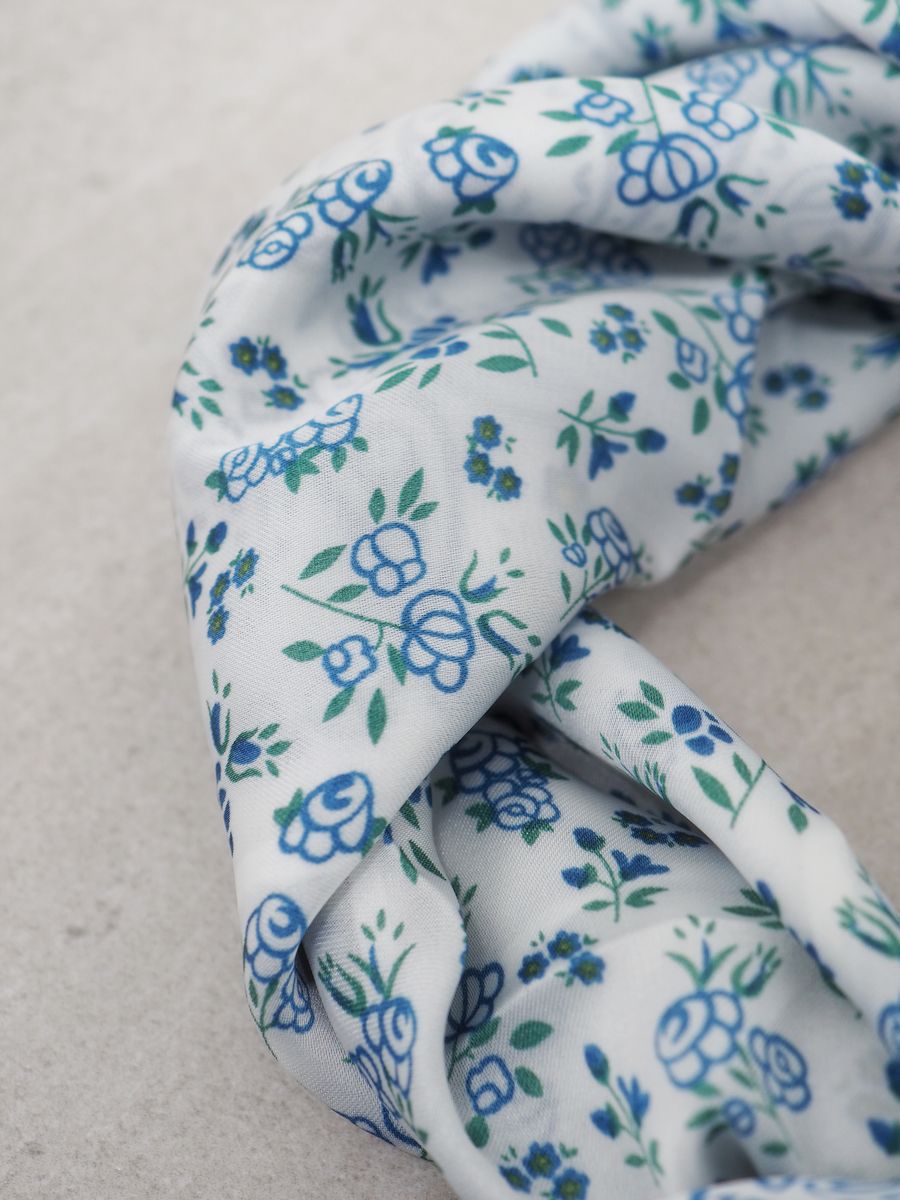 Satengskjerf blå blomster