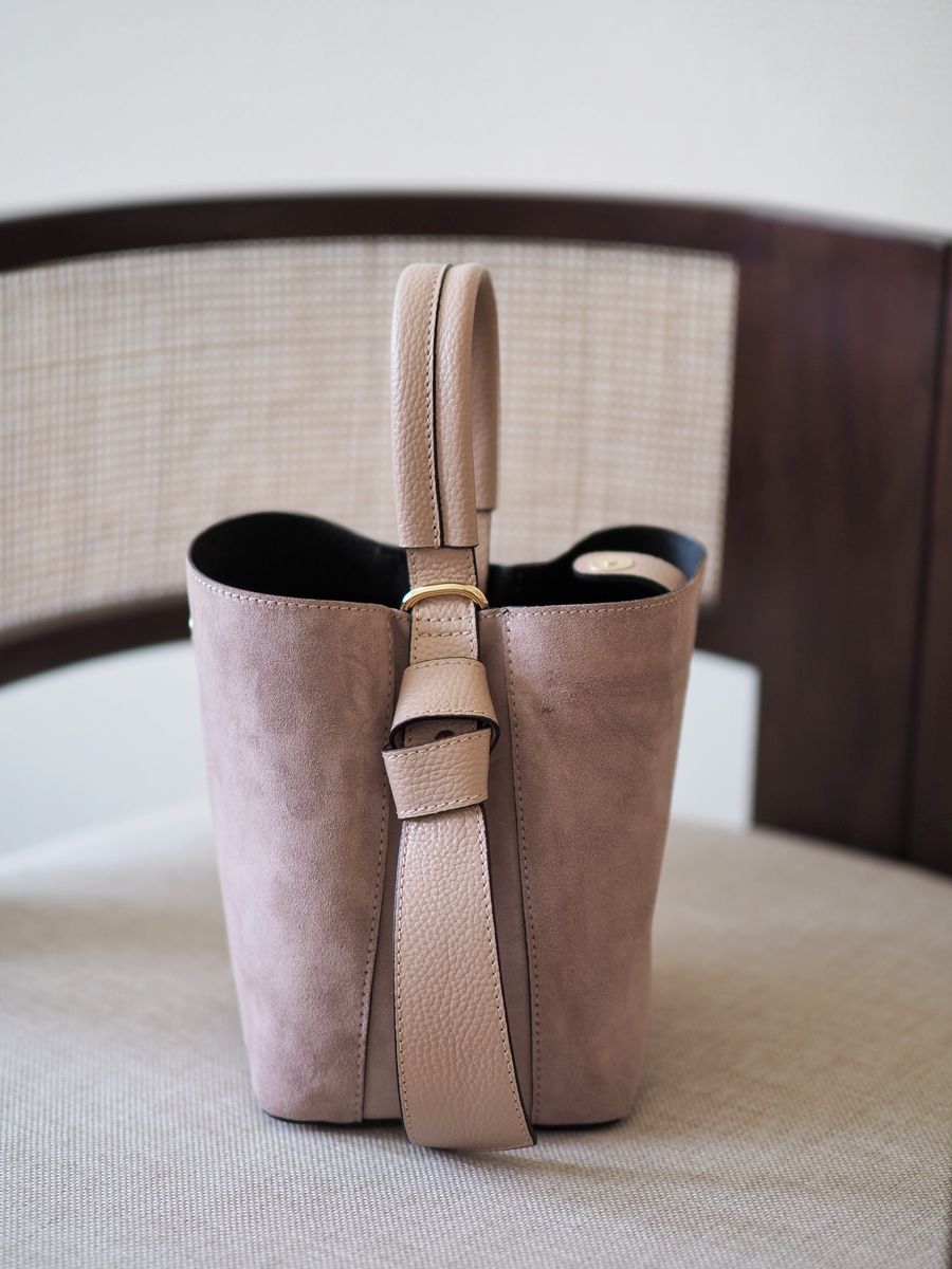 Bøtteveske semsket skinn nude