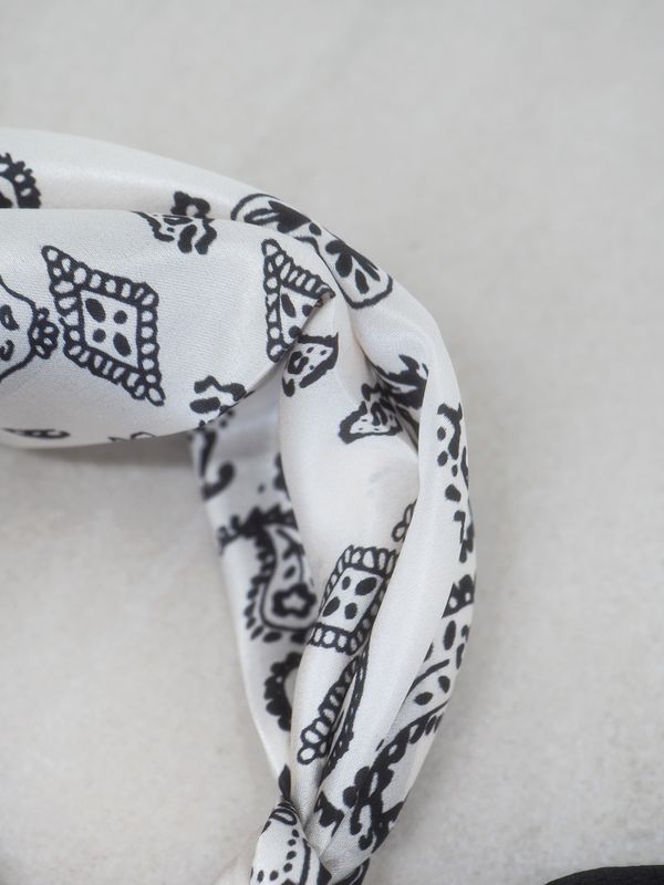 7DAYS silkeskjerf mini svart og off white