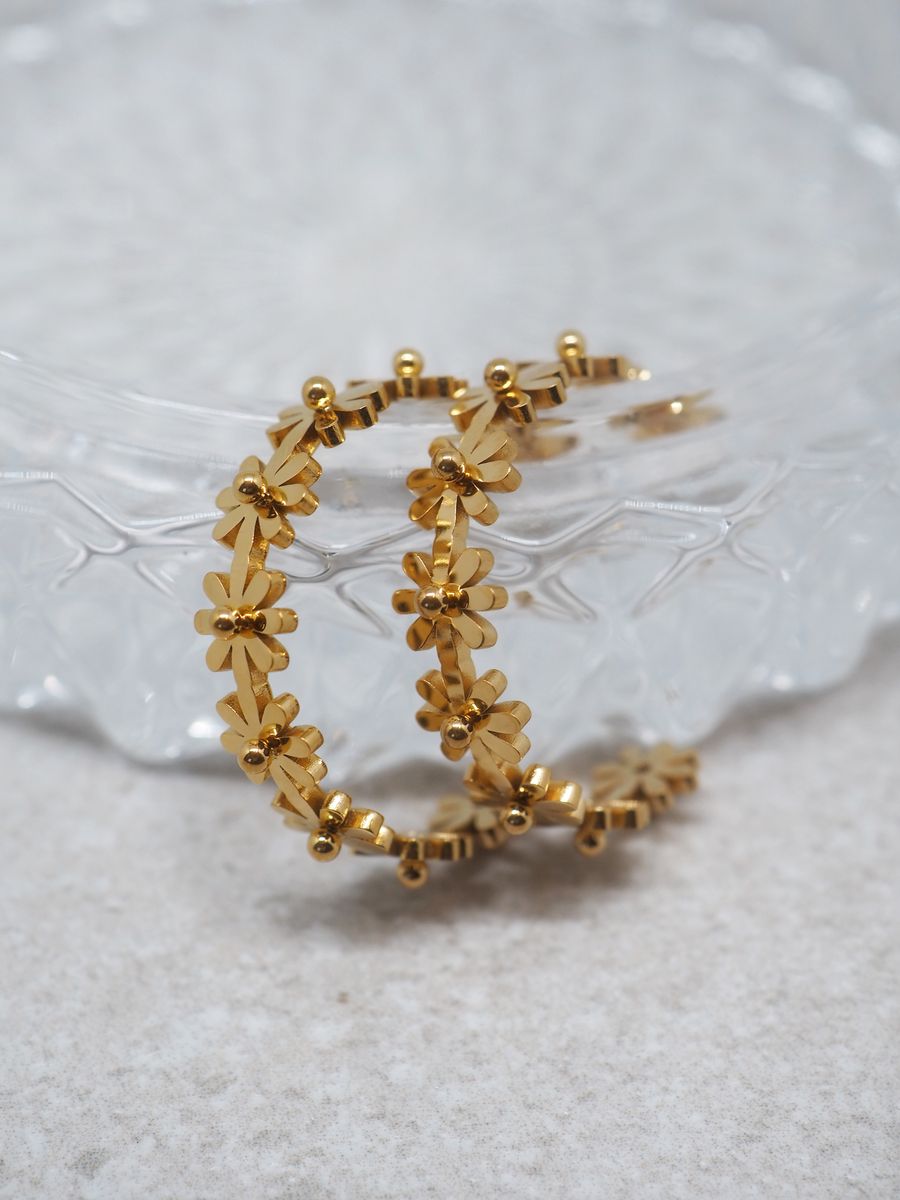 Blomsterøredobber i stål gullfarget