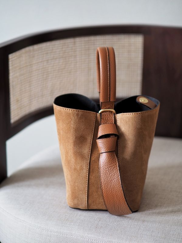 Bøtteveske semsket skinn camel