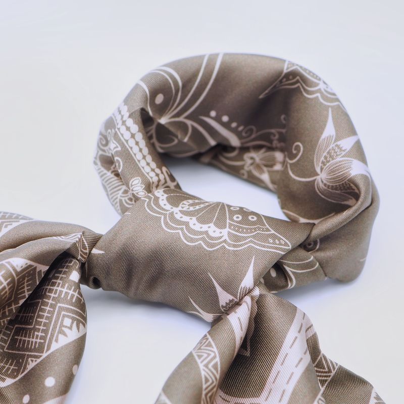 Silkeskjerf medium taupe og beige