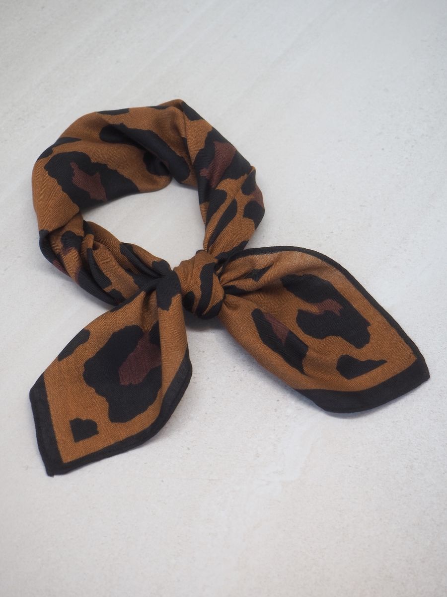 Lunt skjerf i dyremønster brunt