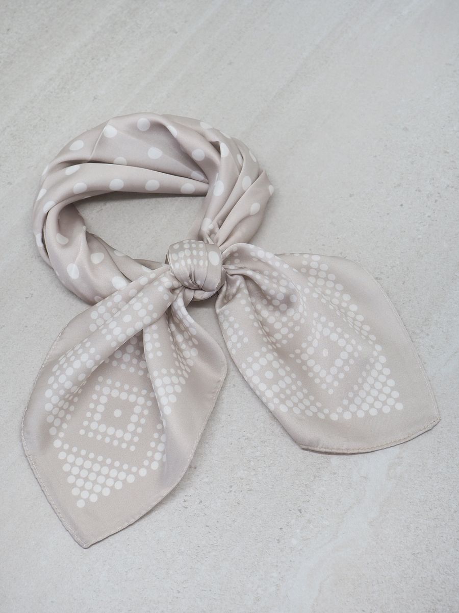 Satengskjerf lysetaupe