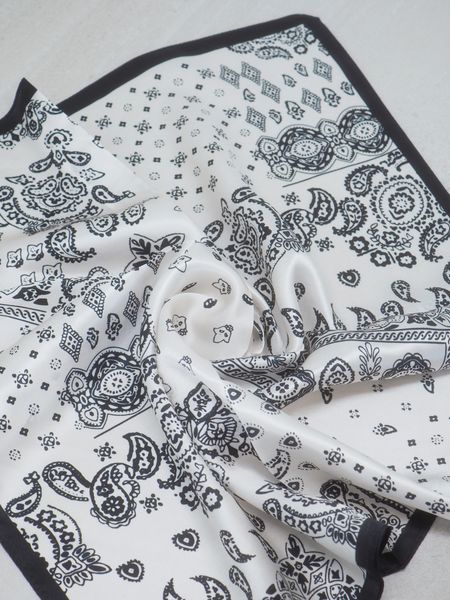 Hovedbilde 7DAYS silkeskjerf mini svart og off white