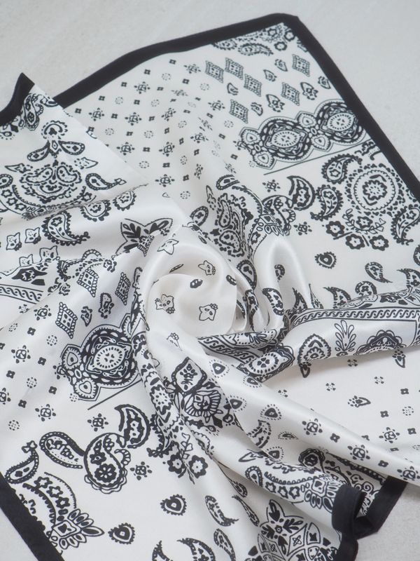 7DAYS silkeskjerf mini svart og off white