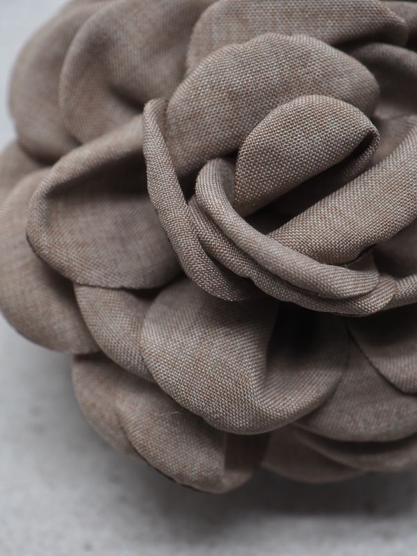 Hårklype stoffrose beige