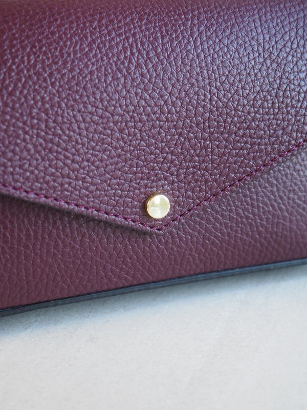 Konvolutt skinnclutch bordeaux