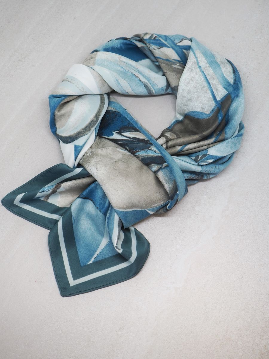 Stort skjerf i silkeblanding blåfarger