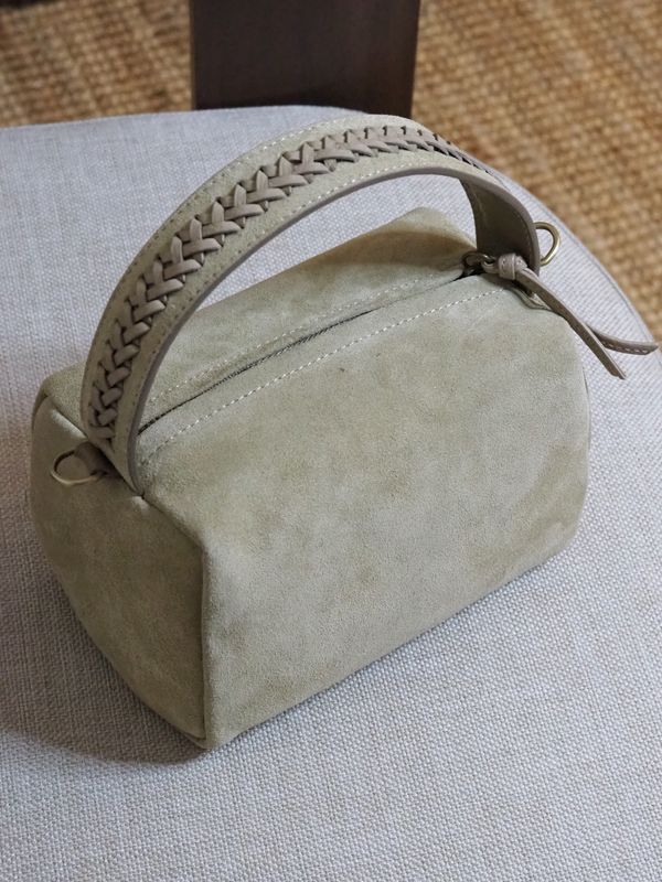 Liten semsket håndveske med flettet håndtak beige