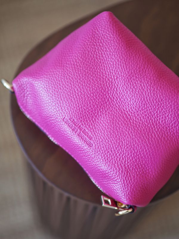 Bøtteveske semsket skinn fuxia