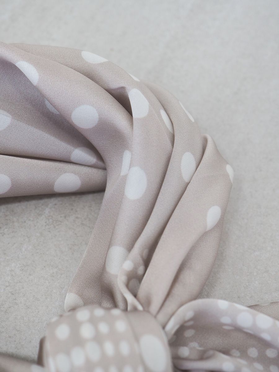 Satengskjerf lysetaupe