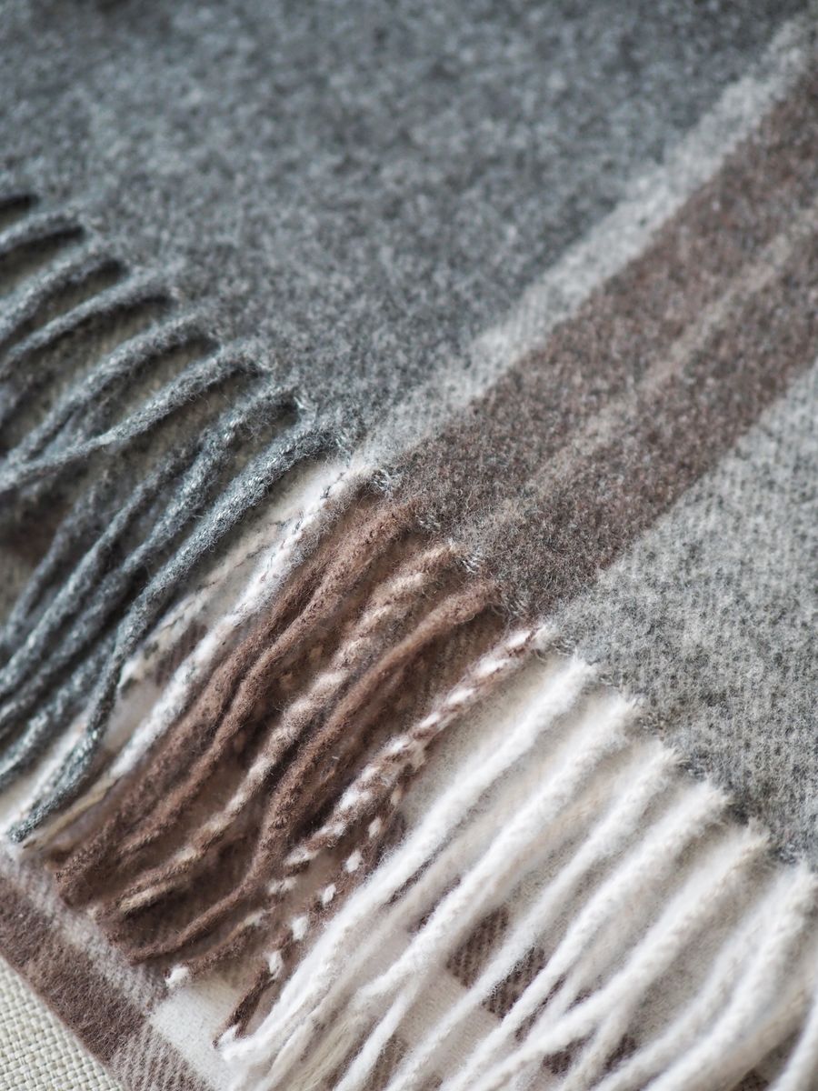 Check skjerf med frynser grå og brun