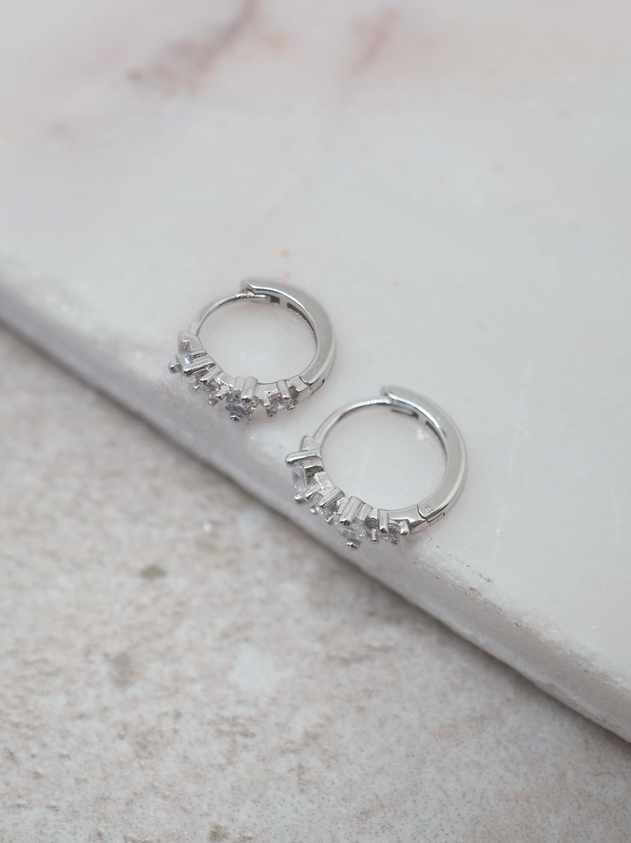 7DAYS øredobber med zirkoner sølvfarget